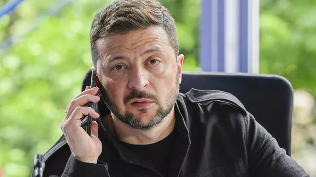 Владимир Зеленский разговаривает по телефону во время встречи на саммите Европейского политического сообщества в Тиране, Албания