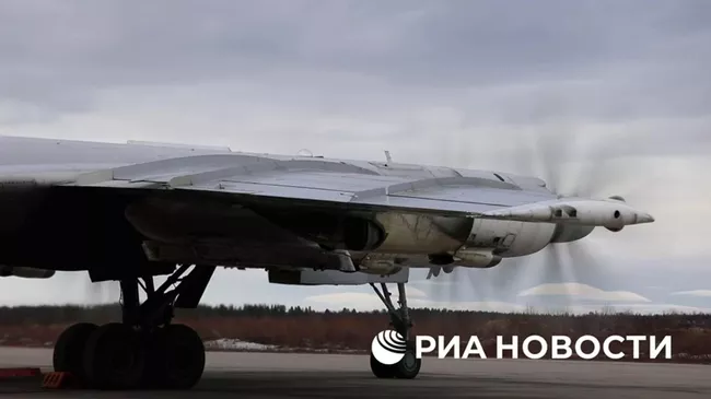 Полет Ту-95МС над нейтральными водами Баренцева моря