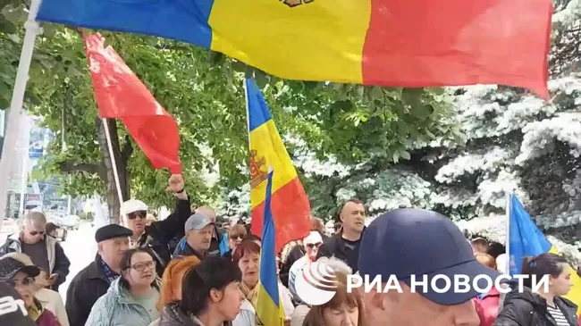 Сторонники главы Гагаузии у здания суда Кишинева