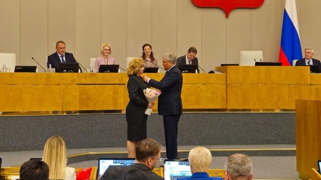 Председатель Госдумы РФ Вячеслав Володин наградил Татьяну Москалькову медалью за вклад в укрепление государственности