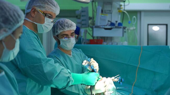 Операция с применением мини-робота ортопеда