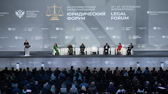 Заместитель председателя Совета Безопасности РФ Дмитрий Медведев выступает на пленарном заседании Право: уроки прошлого для мира будущего XIII Петербургского международного юридического форума. 20 мая 2025