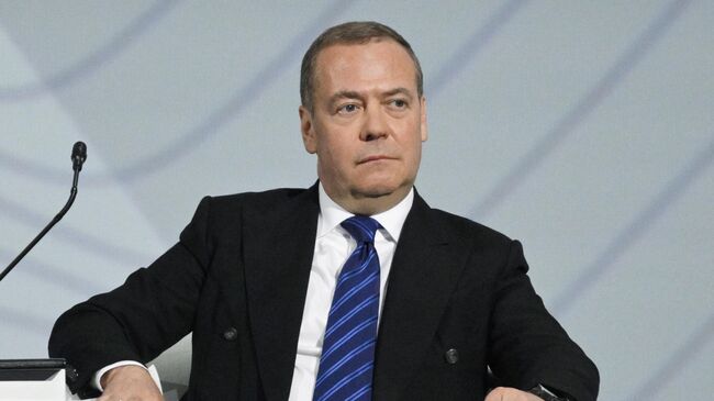 Заместитель председателя Совета Безопасности РФ Дмитрий Медведев на пленарном заседании Право: уроки прошлого для мира будущего XIII Петербургского международного юридического форума
