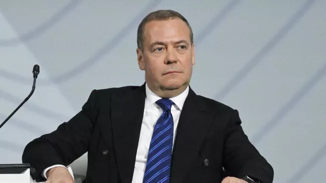 Заместитель председателя Совета Безопасности РФ Дмитрий Медведев на пленарном заседании Право: уроки прошлого для мира будущего XIII Петербургского международного юридического форума