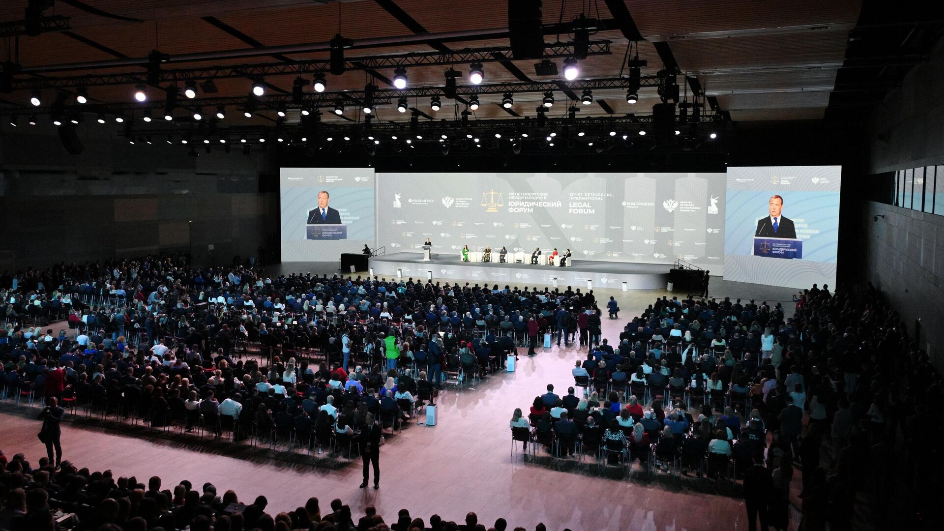 Заместитель председателя Совета Безопасности РФ Дмитрий Медведев выступает на пленарном заседании Право: уроки прошлого для мира будущего XIII Петербургского международного юридического форума. 20 мая 2025 - РИА Новости, 1920, 20.05.2025
