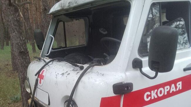 Последствия атаки со стороны ВСУ на автомобиль скорой помощи в Харьковской области