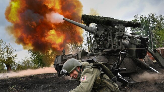 Боевая работа артиллерийского расчета самоходной пушки 2С7М Малка в зоне проведения СВО