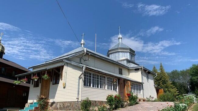 Петро-Павловский храм УПЦ в селе Старые Бросковцы Петро-Павловский храм УПЦ в селе Старые Бросковцы