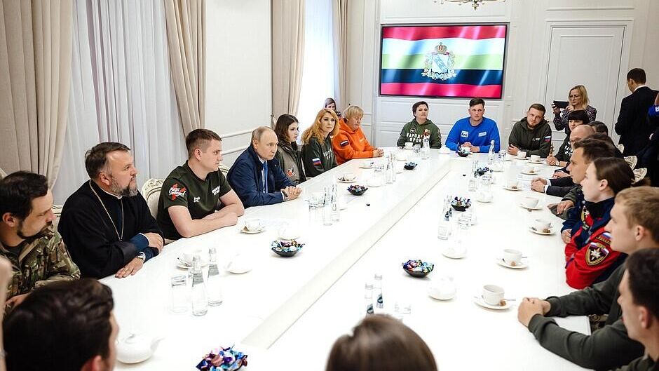 Президент России Владимир Путин во время встречи с представителями добровольческих организаций в Курской области Президент России Владимир Путин во время встречи с представителями добровольческих организаций в Курской области - РИА Новости, 1920, 21.05.2025