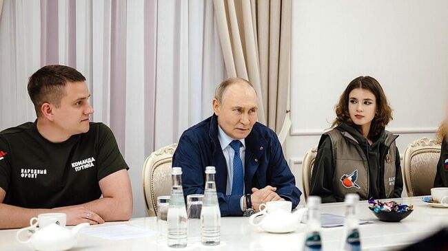 Президент России Владимир Путин во время встречи с представителями добровольческих организаций в Курской области