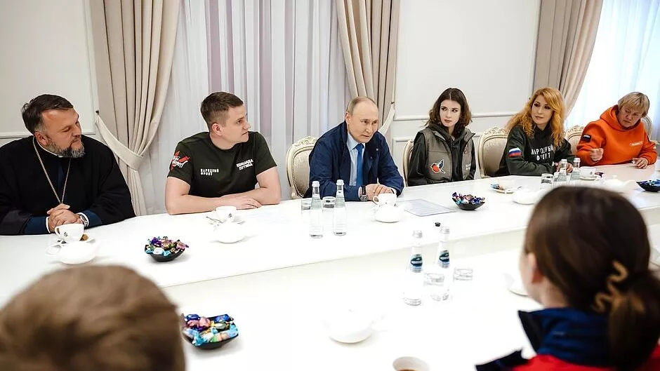 Президент России Владимир Путин во время встречи с представителями добровольческих организаций в Курской области - РИА Новости, 1920, 21.05.2025