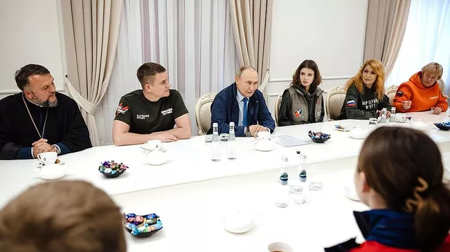 Президент России Владимир Путин во время встречи с представителями добровольческих организаций в Курской области