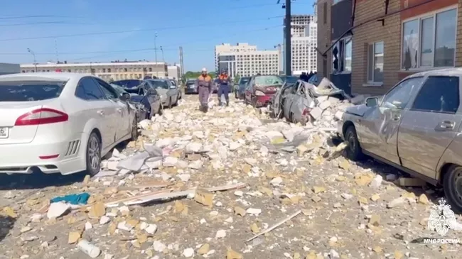 Последствия взрыва бытового газа в жилом доме в Ставрополе. Кадр видео