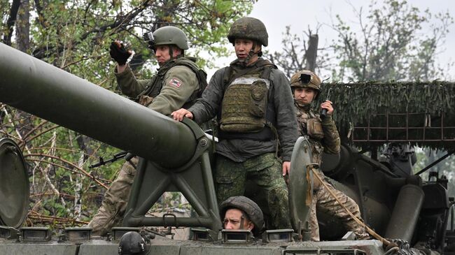 Расчет самоходной пушки 2С7М Малка выдвигается на огневую позицию в зоне СВО