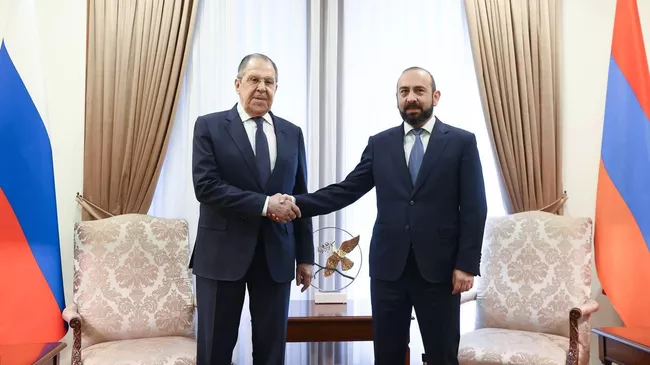 Министр иностранных дел РФ Сергей Лавров и министр иностранных дел Армении Арарат Мирзоян во время встречи в Ереване