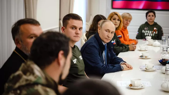 Президент России Владимир Путин во время встречи с представителями добровольческих организаций в Курской области
