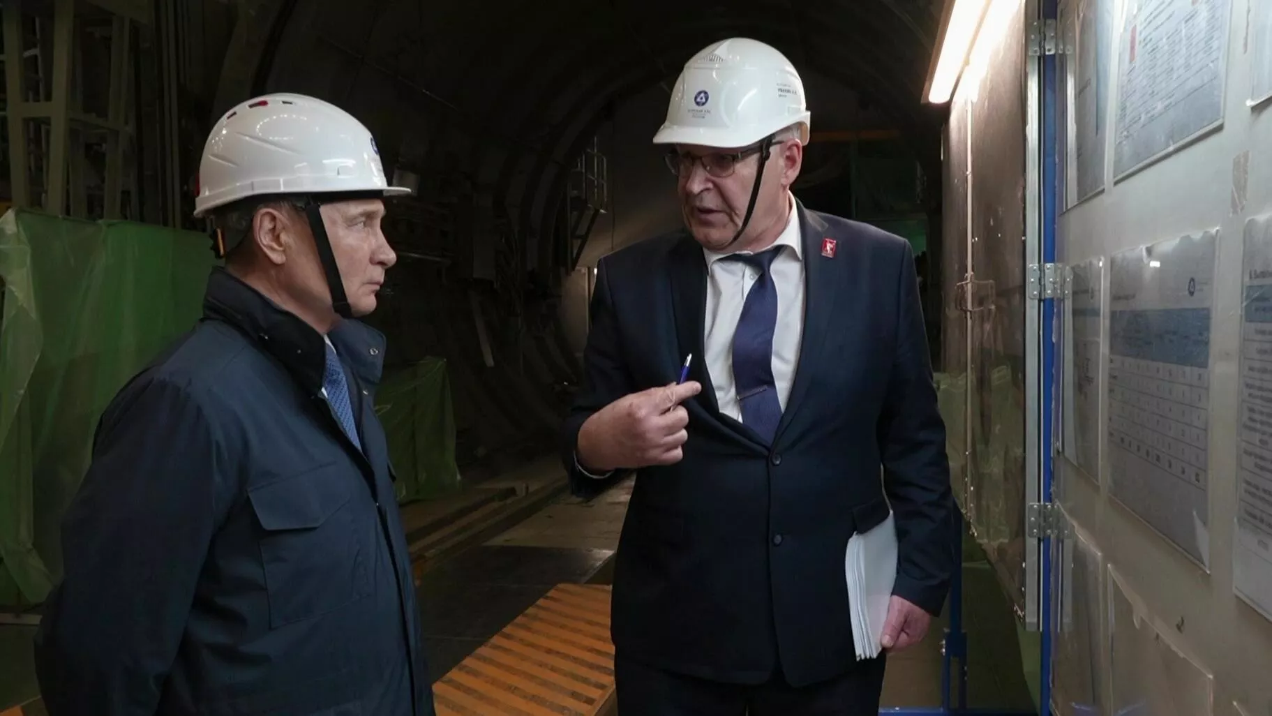 Президент РФ Владимир Путин во время посещения строящейся Курской АЭС-2 - РИА Новости, 1920, 25.05.2025