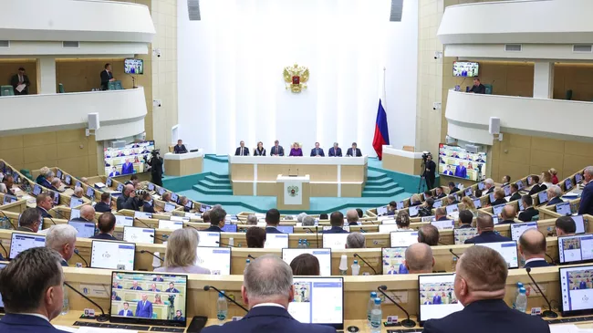Сенаторы на заседании Совета Федерации РФ