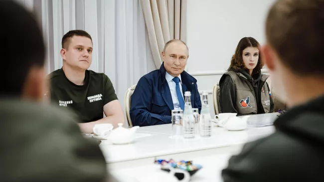 Президент Владимир Путин общается с волонтерами в гуманитарном штабе в Курской области