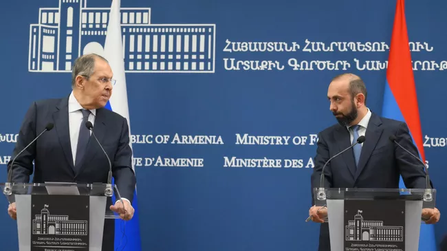 Министр иностранных дел РФ Сергей Лавров и министр иностранных дел Армении Арарат Мирзоян на пресс-конференции по итогам встречи в Ереване