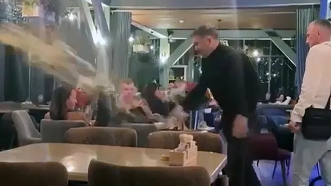 Момент нападения на девушку в одном из ресторанов Белокурихи. Кадр видео из соцсетей