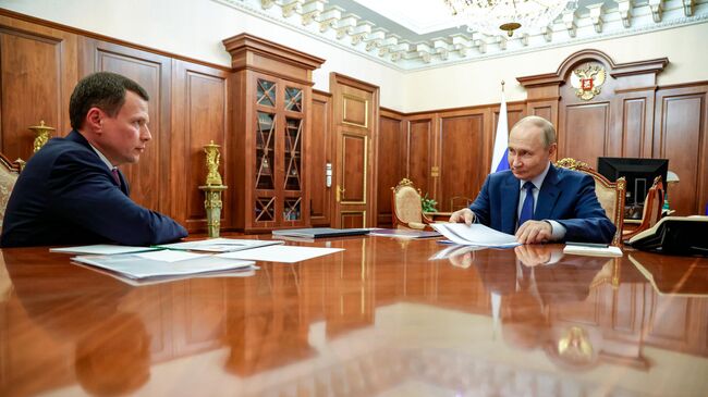 Президент РФ Владимир Путин и председатель правления управляющей компании Роснано Сергей Куликов во время встречи