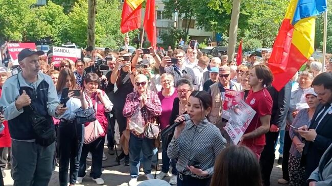 Митинг сторонников Гуцул у здания Апелляционной палаты Кишинева