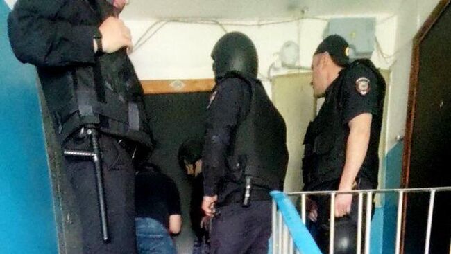 Сотрудники правоохранительных органов в многоквартирном доме в Омске, где мужчина взял в заложницы пенсионерку