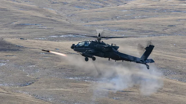 Запуск управляемой ракеты класса воздух-земля AGM-114 Hellfire с вертолета AH-64E Apache