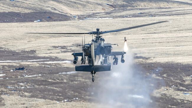 Запуск управляемой ракеты класса воздух-земля AGM-114 Hellfire с вертолета AH-64E Apache