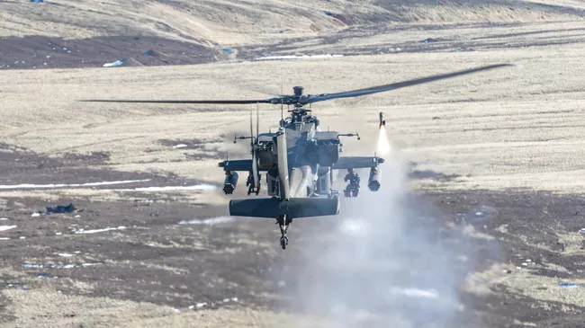 Запуск управляемой ракеты класса воздух-земля AGM-114 Hellfire с вертолета AH-64E Apache
