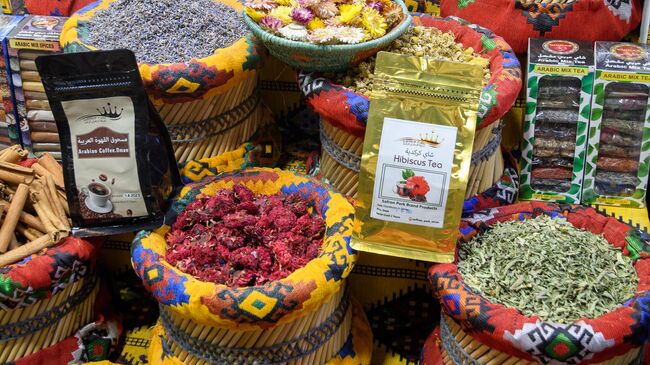 Специи и чай на рынке в Омане