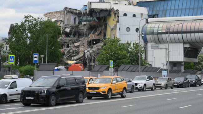 Демонтаж вестибюля моста Багратион на Пресненской набережной в Москве