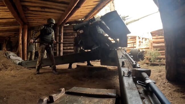 Расчеты гаубиц Мста-Б Ульяновского соединения ВДВ уничтожили командный пункт ВСУ на правом берегу Днепра. Кадр видео