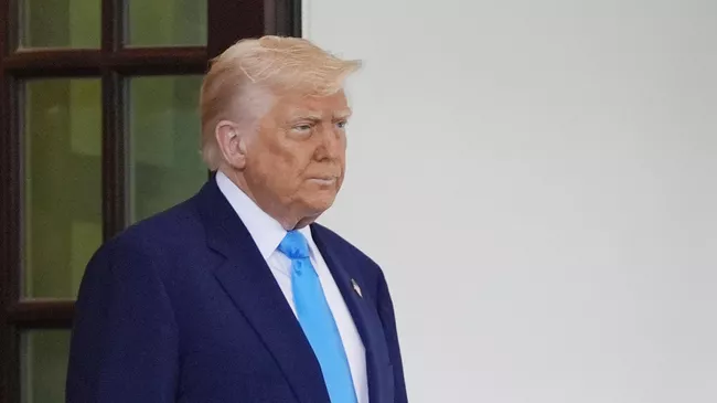 Президент США Дональд Трамп перед встречей с президентом ЮАР Сирилом Рамафосой в Белом доме. 21 мая 2025