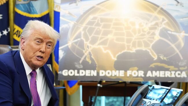 Президент США Дональд Трамп выступает в Овальном кабинете Белого дома