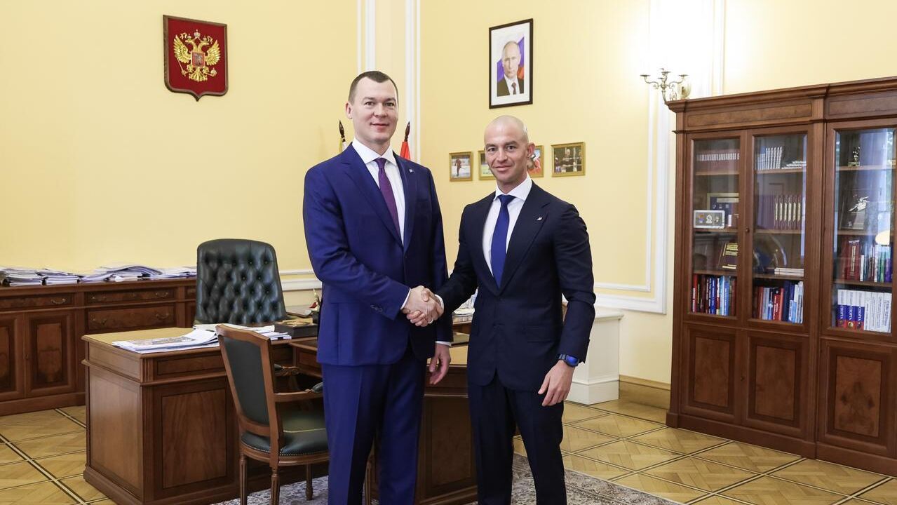 Министр спорта РФ Михаил Дегтярев и Александр Винокуров - РИА Новости, 1920, 22.05.2025