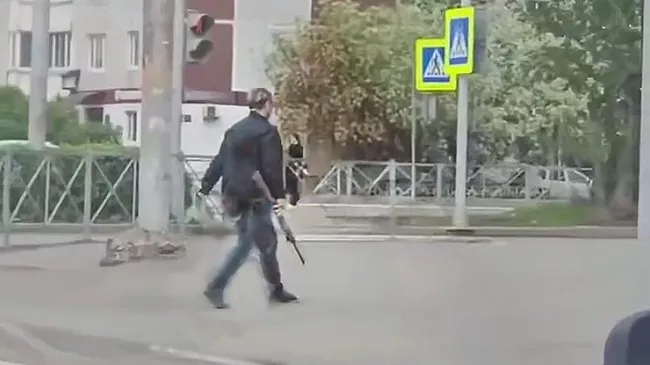 Мужчина с предметом, похожим на ружье, в Перми. Кадр видео из соцсетей