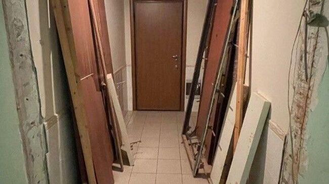 Демонтаж незаконно установленной перегородки в подъезде дома в московских Черемушках