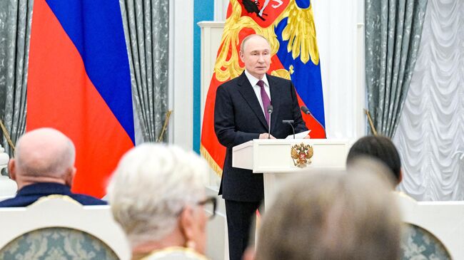 Президент России Владимир Путин на церемонии вручения высших государственных наград