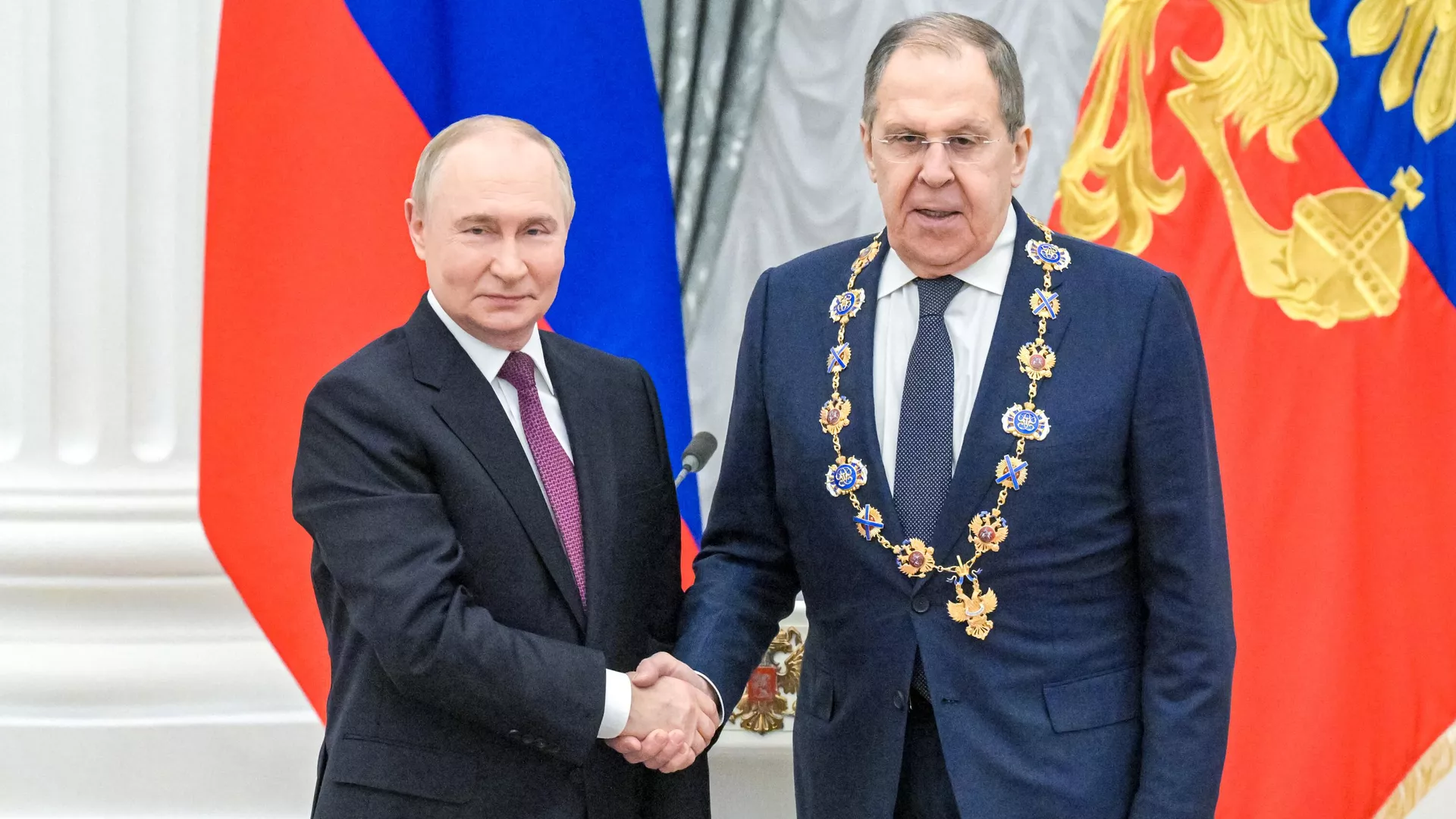 Президент РФ Владимир Путин и министр иностранных дел РФ Сергей Лавров, удостоенный ордена Святого Андрея Первозванного Президент РФ Владимир Путин и министр иностранных дел РФ Сергей Лавров, удостоенный ордена Святого Андрея Первозванного - РИА Новости, 1920, 22.05.2025