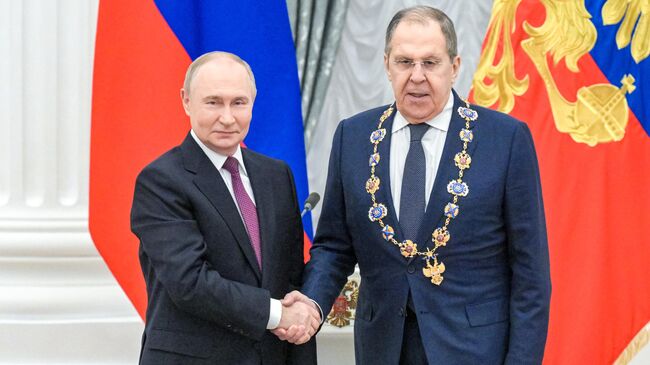 Президент РФ Владимир Путин и министр иностранных дел РФ Сергей Лавров, удостоенный ордена Святого Андрея Первозванного
