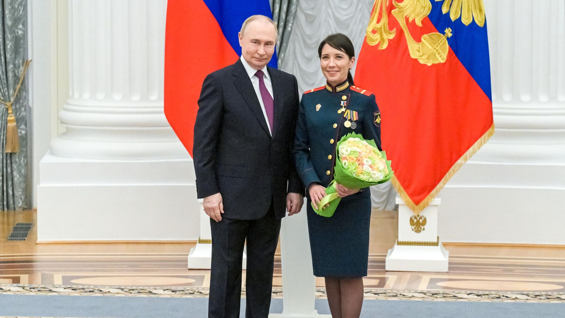 Президент РФ Владимир Путин и ефрейтор МО РФ Людмила Болилая, удостоенная звания Героя России - РИА Новости, 1920, 22.05.2025