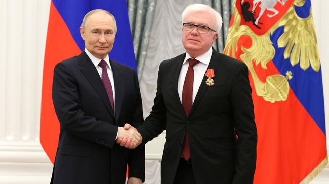 Президент РФ Владимир Путин и генеральный директор Государственного исторического музея Алексей Левыкин, награжденный орденом Александра Невского