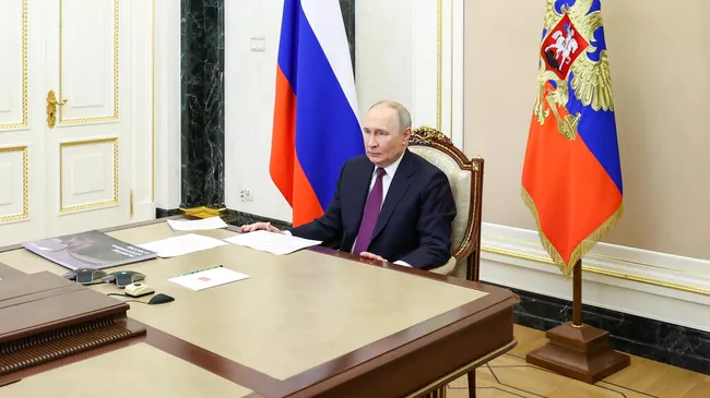 Президент РФ Владимир Путин проводит совещание в режиме видеоконференции с членами правительства РФ