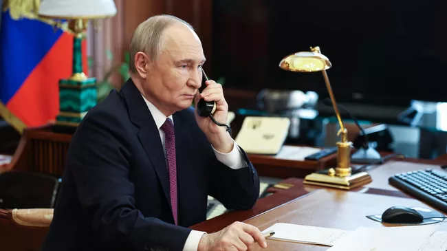 Президент РФ Владимир Путин во время телефонного разговора
