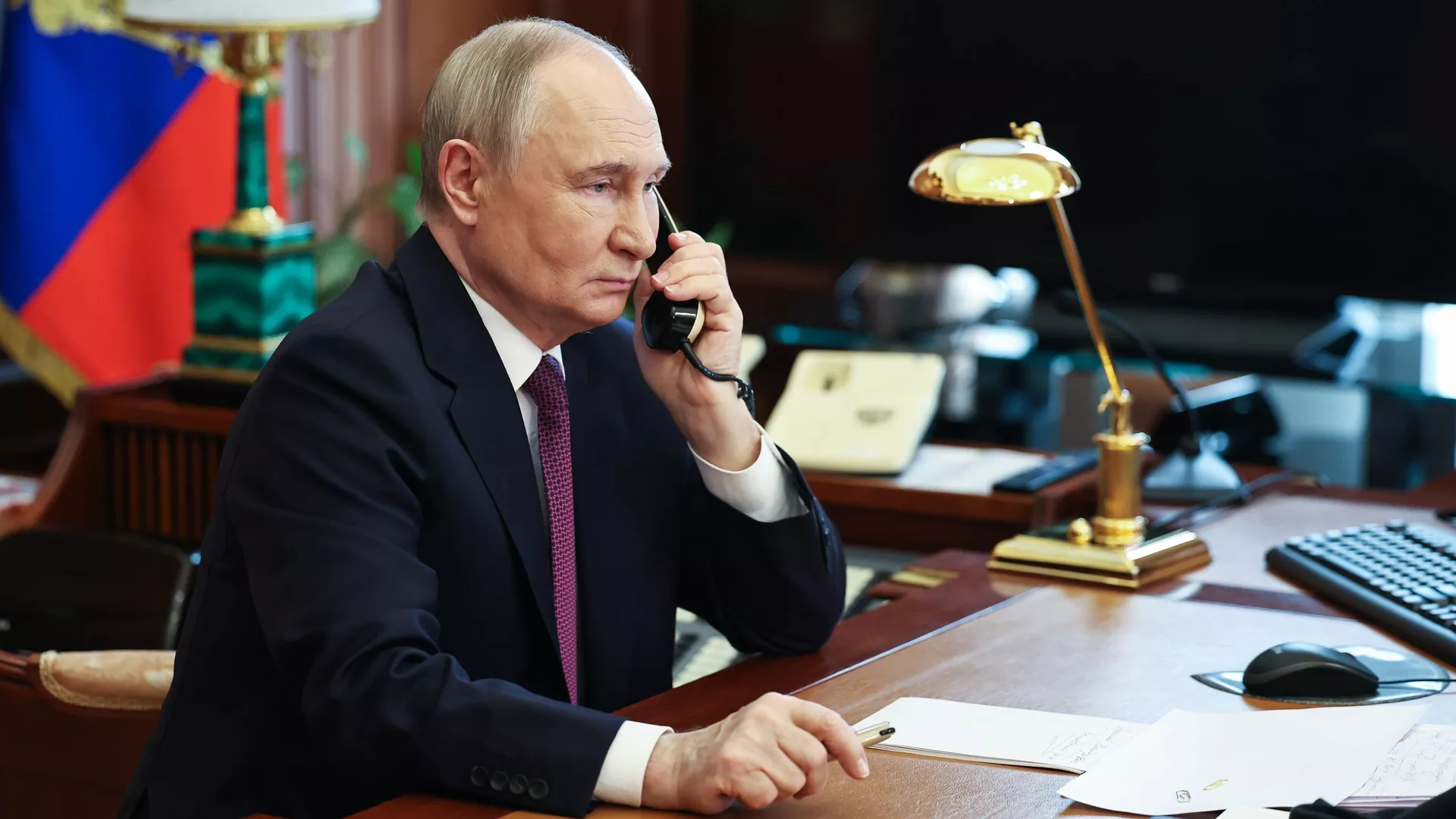 Президент России Владимир Путин во время телефонного разговора - РИА Новости, 1920, 01.06.2025