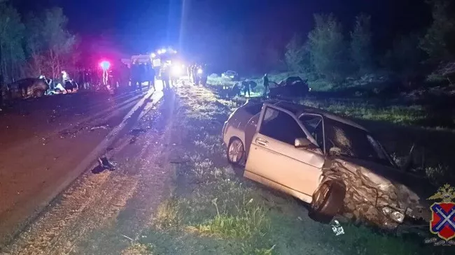 Под Волгоградом в ДТП столкнулись три автомобиля, пять человек погибло