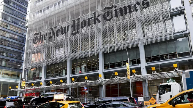 Вход в штаб-квартиру New York Times