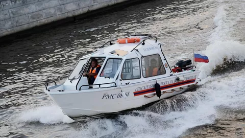 Катер спасательной службы на водных объектах в Москве